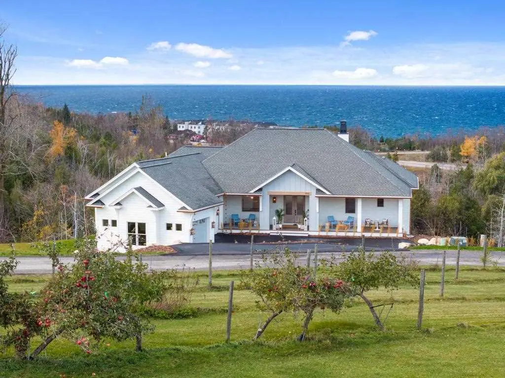 956 Hotchkiss Circle, Petoskey