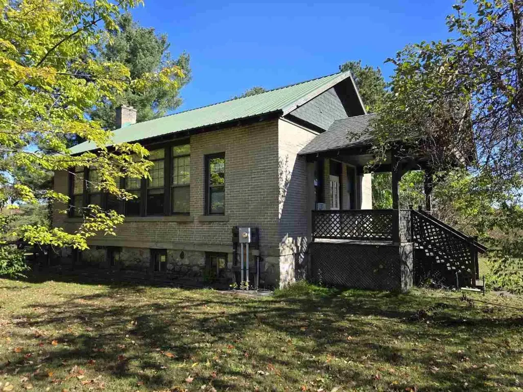 6132 Bunker Hill, Central Lake