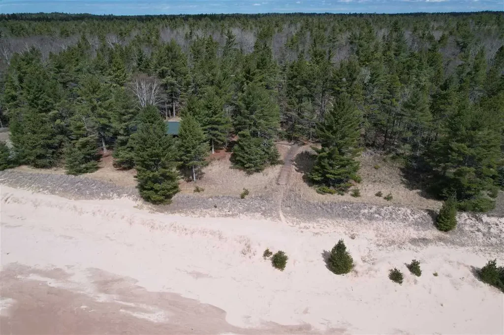 W Top O' The Lake Road, Gulliver