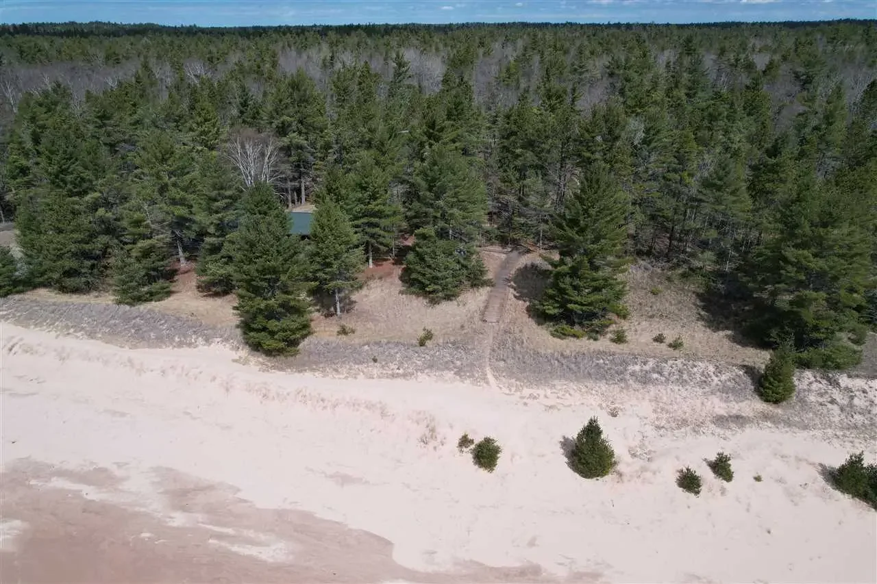 W Top O' The Lake Road, Gulliver