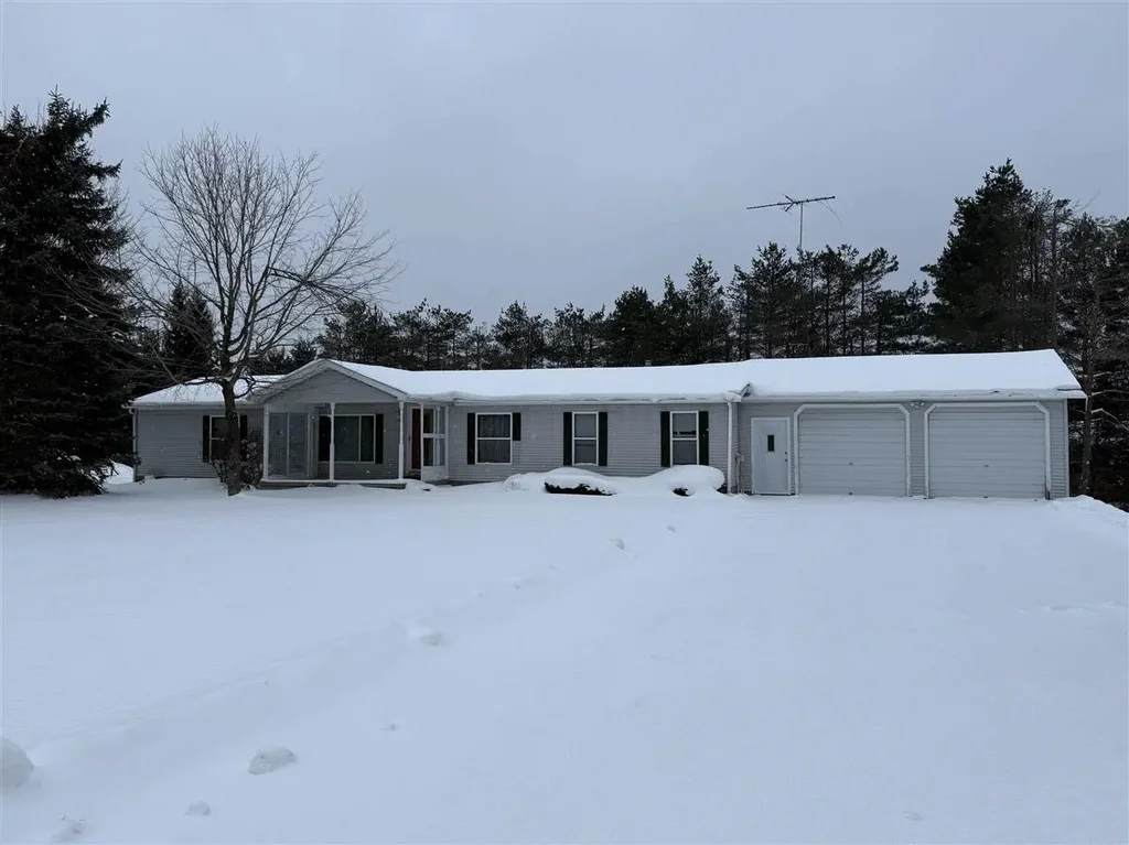 17920 S Straits Highway, Vanderbilt