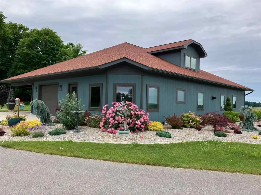 14290 Highland Way, Charlevoix