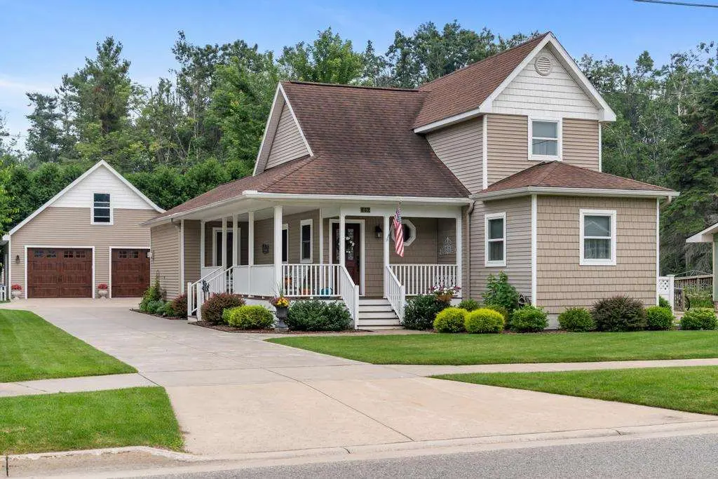 642 E Lake Street, Harbor Springs