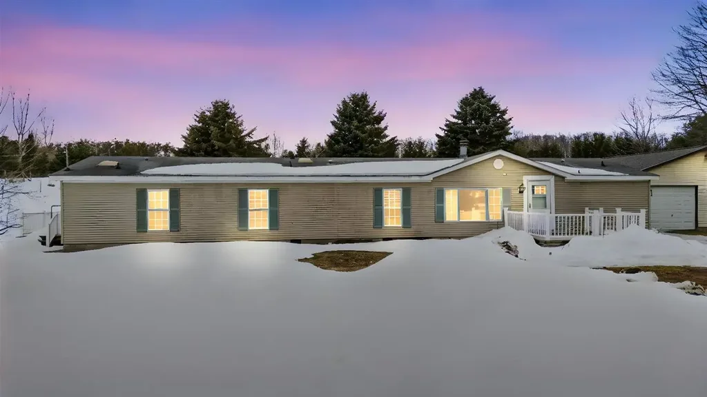 305 Advance Road, East Jordan