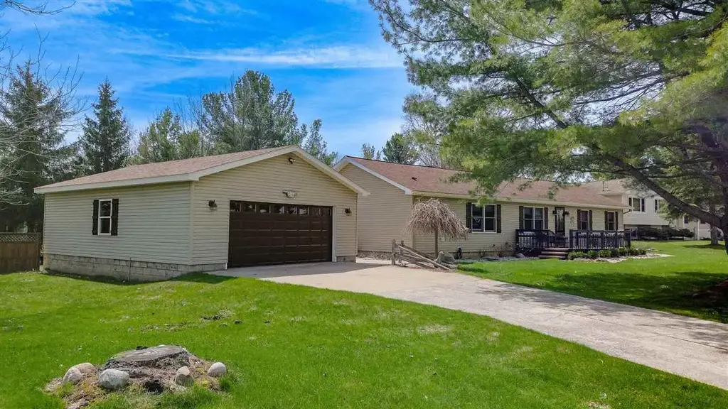 303 Lamoreaux Drive, Elk Rapids