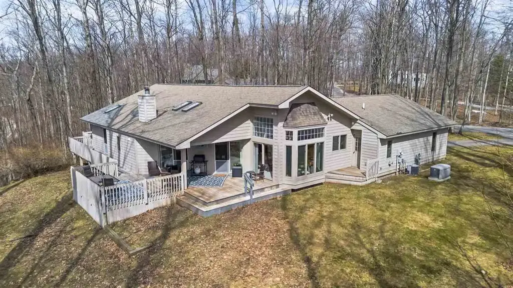 1826 Bluffs Edge, Harbor Springs