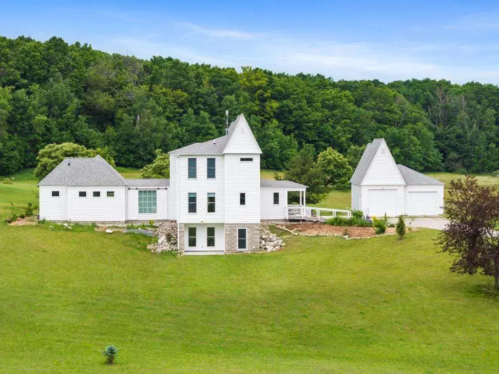 5613 Division Rd., Harbor Springs