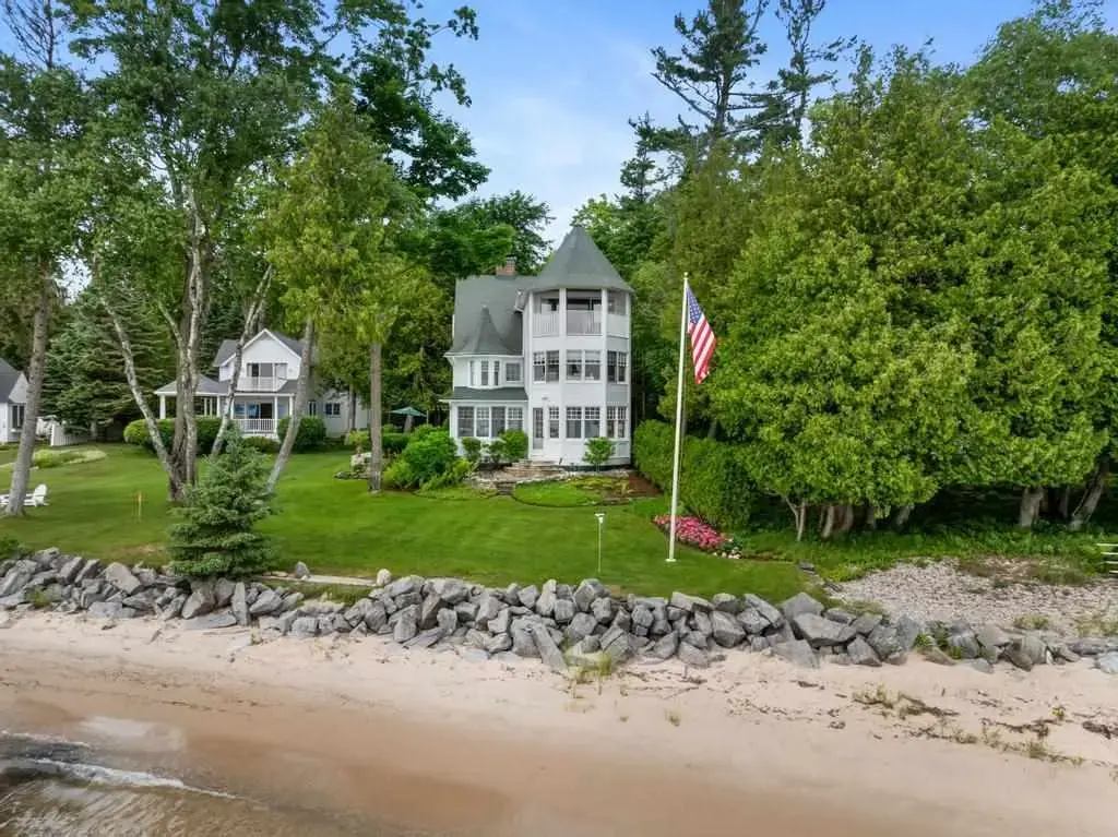 1621 Fern, Harbor Springs
