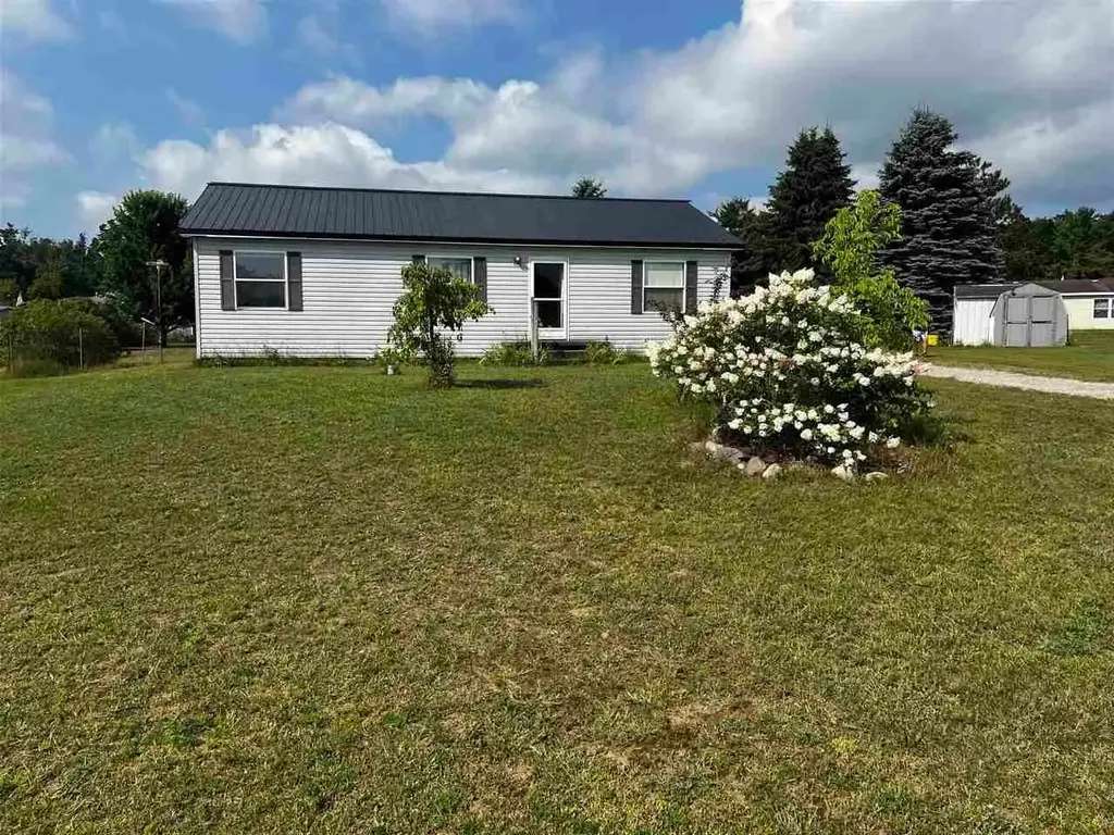 7072 North Court, Alanson