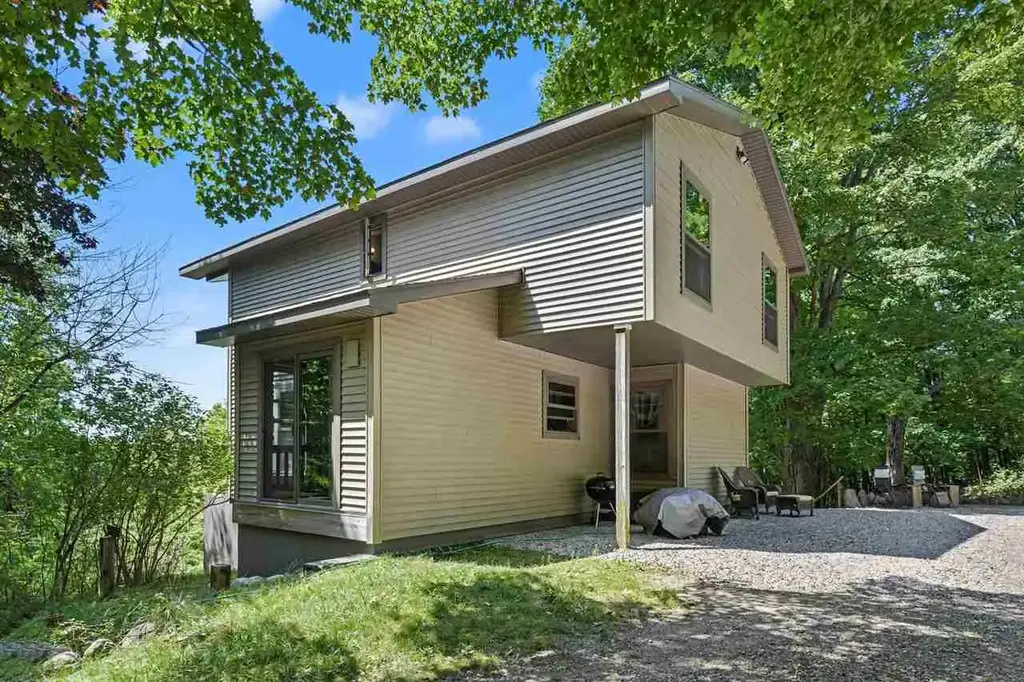 10460 Camp Road, Central Lake