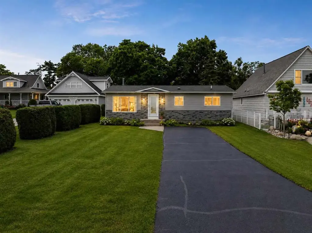 407 N Huron Avenue, Mackinaw City