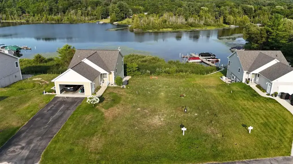 2806 W Shore Drive, Central Lake
