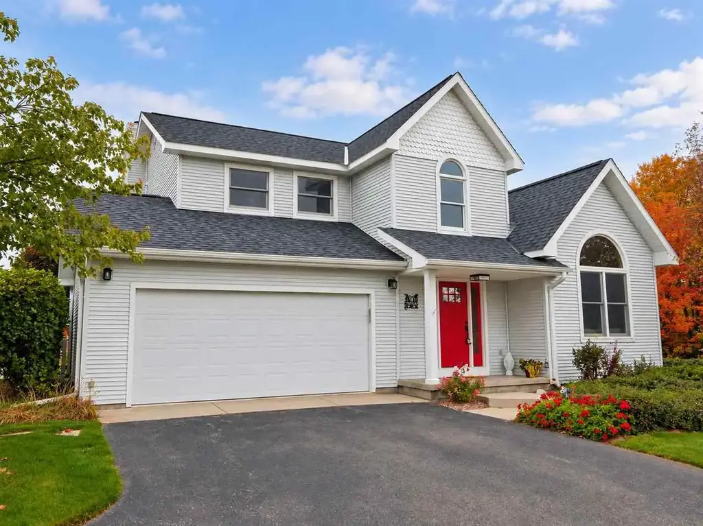860 Evergreen Ct, Petoskey
