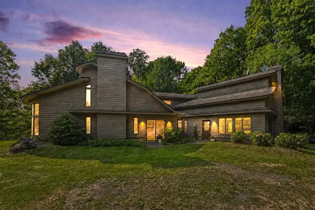 715 Sequanota, East Jordan