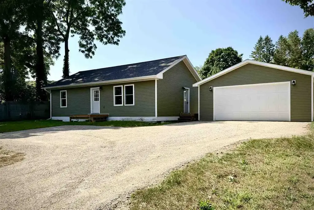 2183 Howard Street, Central Lake