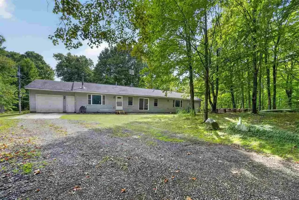 977 Jade Avenue, East Jordan