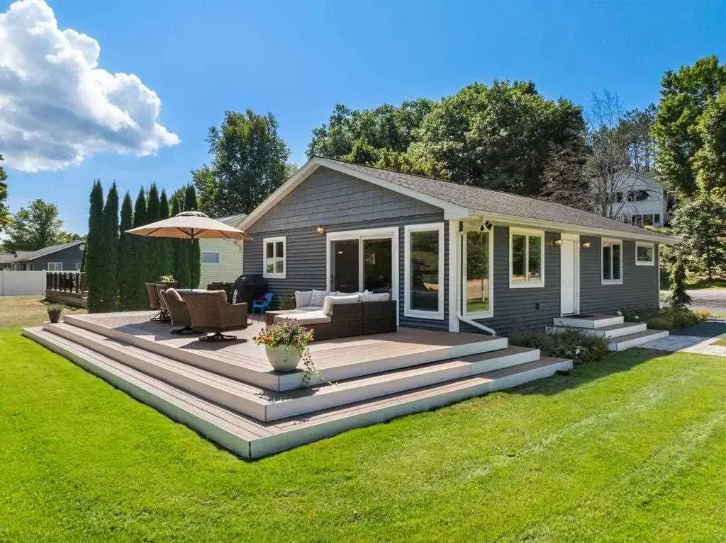 100 Terrace, Charlevoix