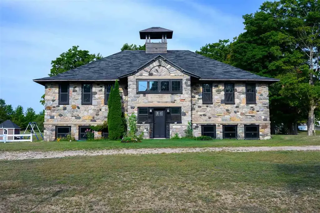 4987 Loeb Road, Charlevoix