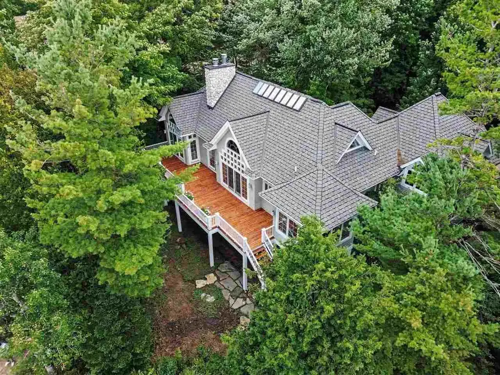 10785 Lake Shore Drive, Charlevoix