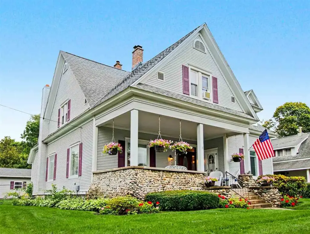 415 S Lake Street, Boyne City