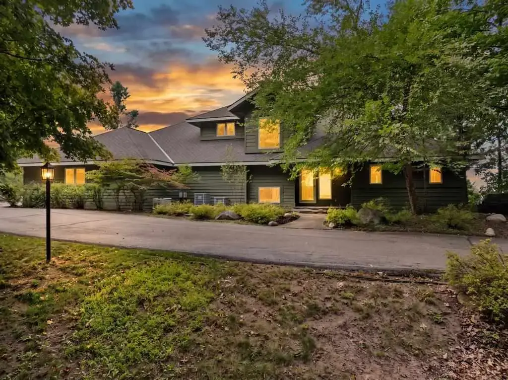 5188 Seven Mile Point Ridge, Harbor Springs