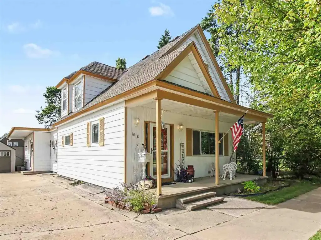 1018 Waukazoo, Petoskey