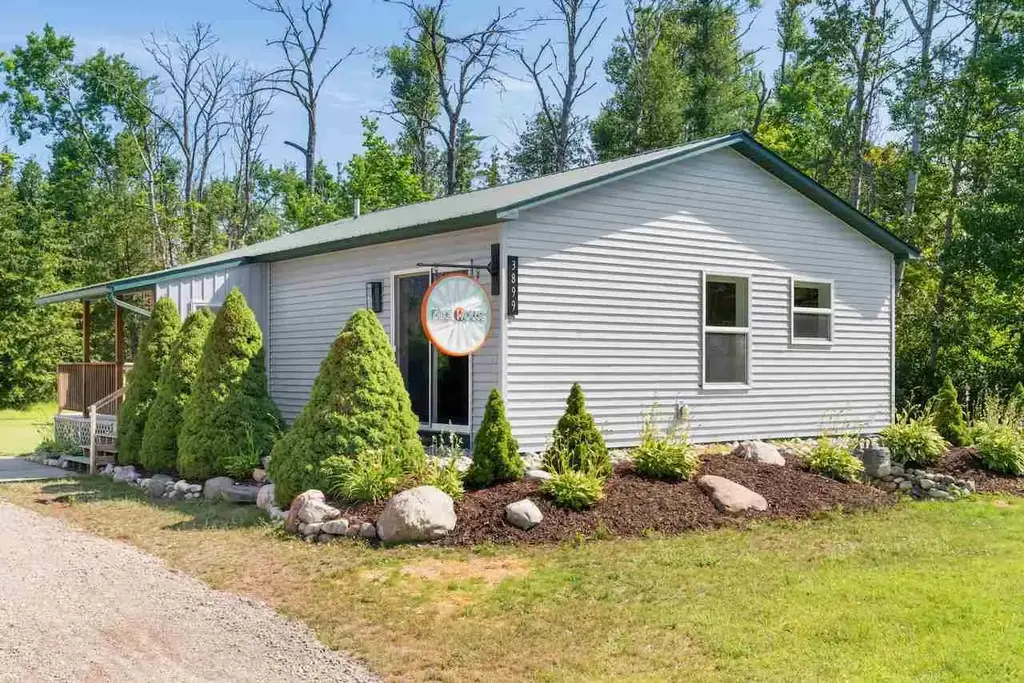3899 Hiawatha Trail, Petoskey