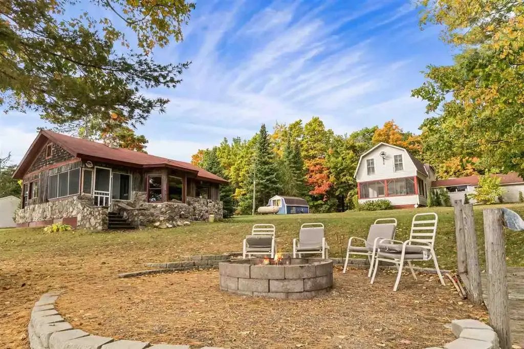 8008 Paradise Trail, Carp Lake