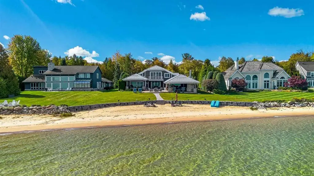 6140 Pine Lake Club Dr, Charlevoix