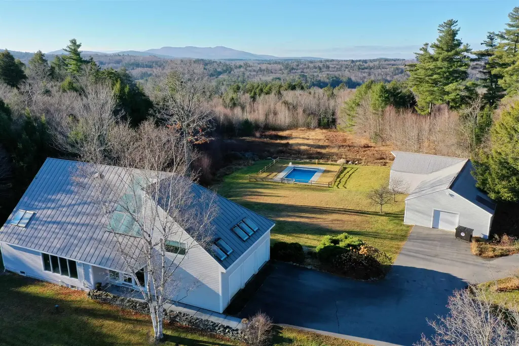 408 Knights Hill Road, New London