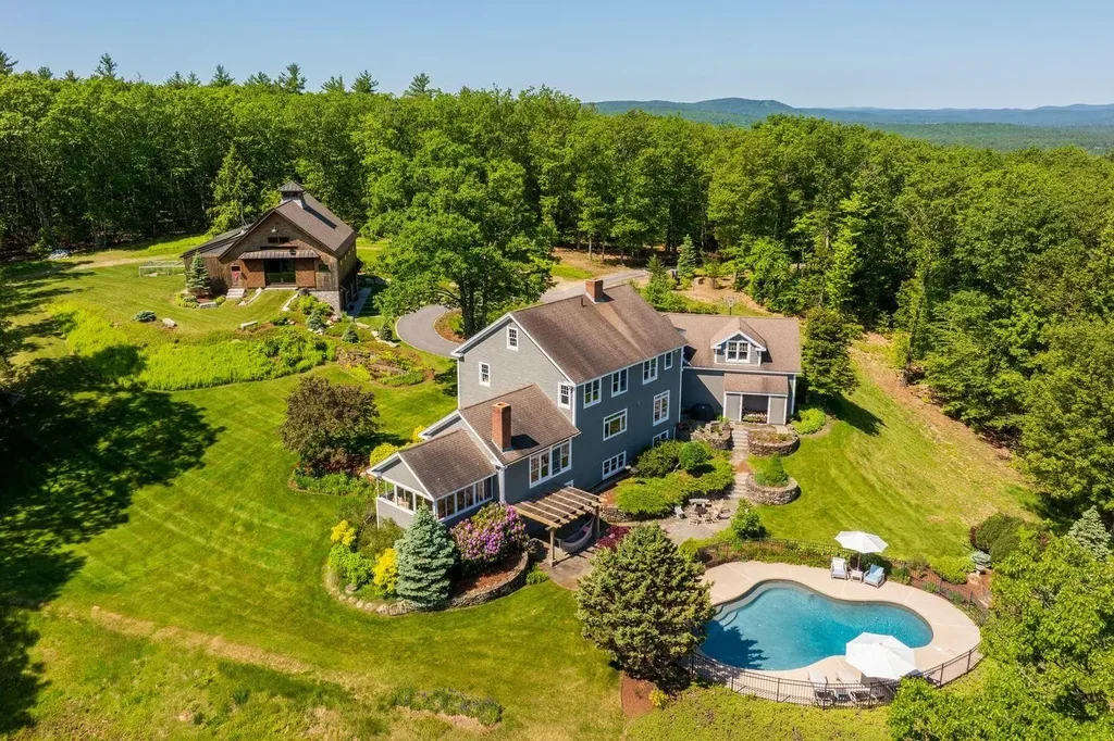 541 South Road, Hopkinton