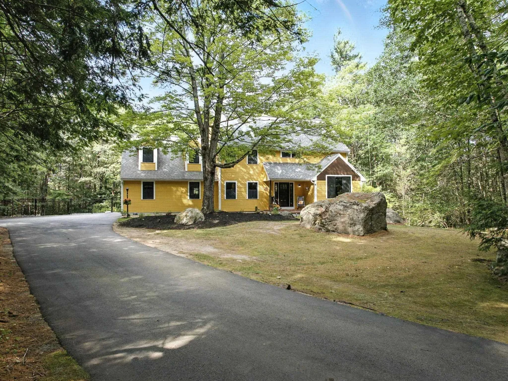 11 Cedar Drive, New Boston