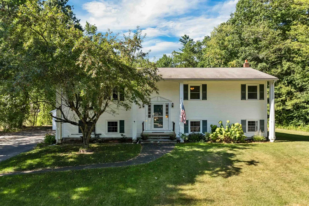 6 Woodland Circle, Bow