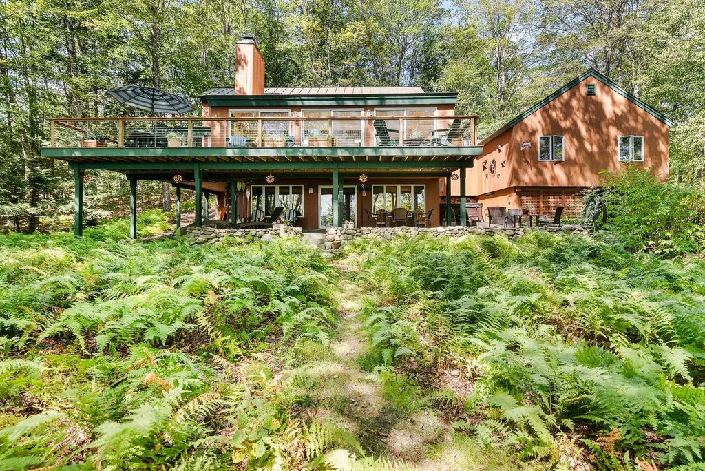 303 Road Round The Lake, Enfield