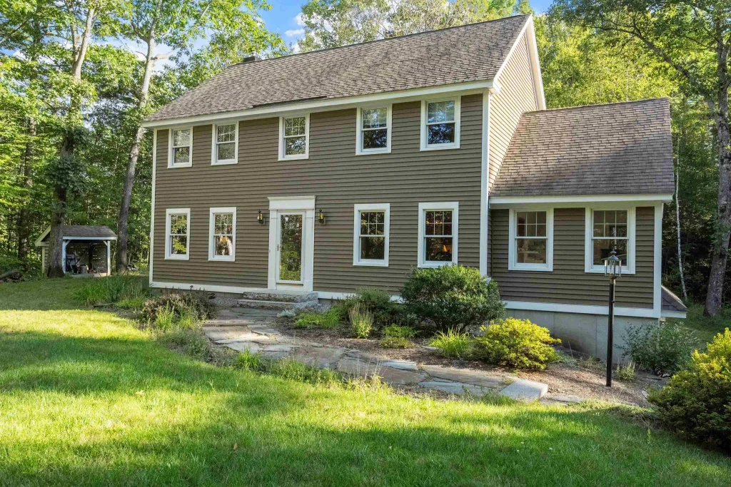 104 Brown Hill Road, Bow