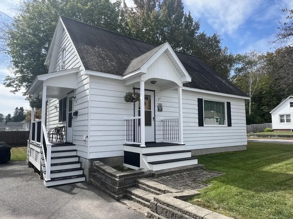 37 Pine Island Avenue, Berlin