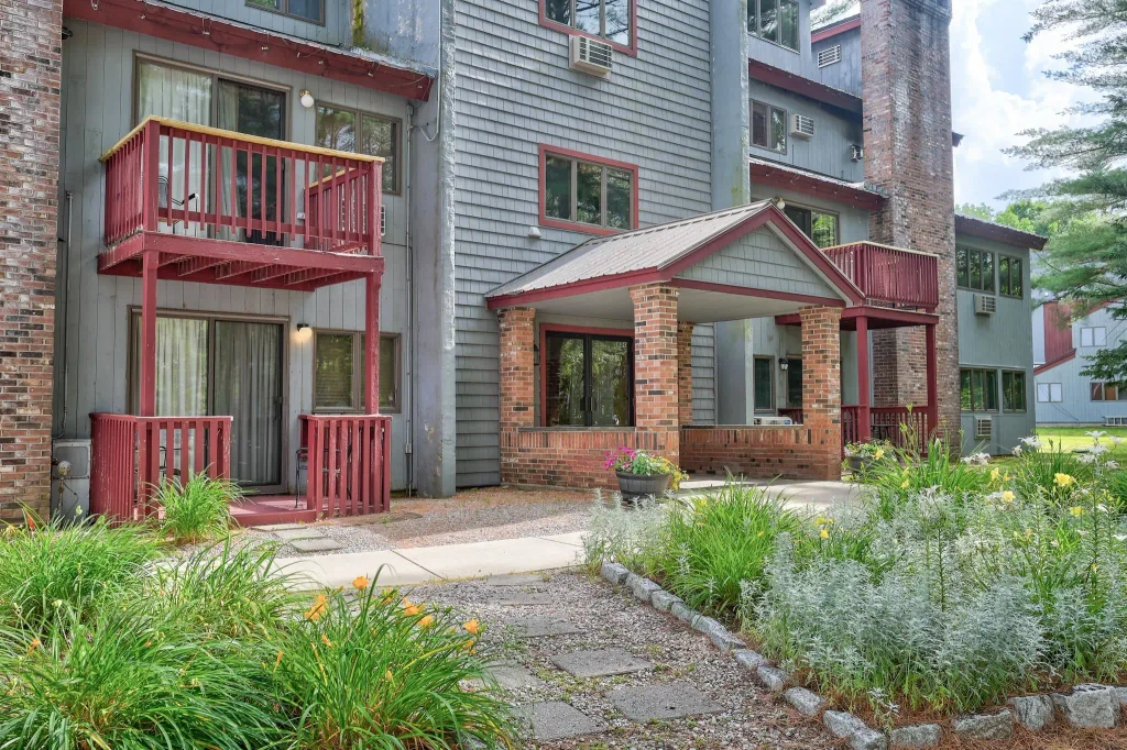 8j River Run Drive, Bartlett