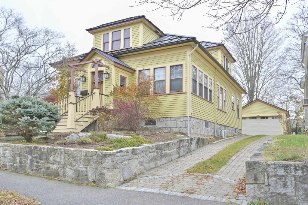 471 Lowell Street, Manchester