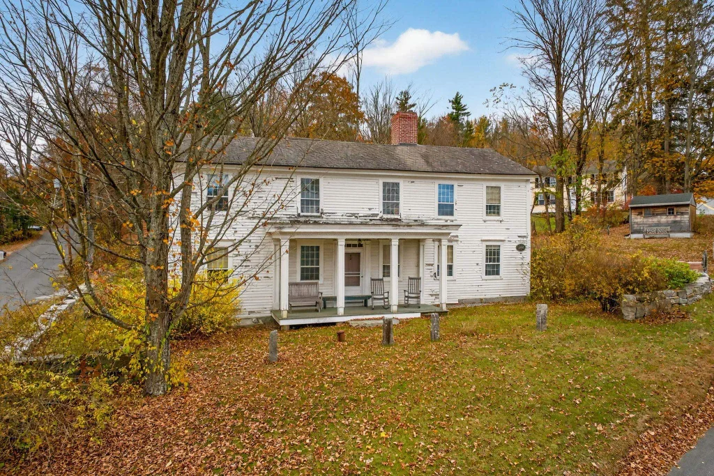 1 Cemetery Road, New Boston