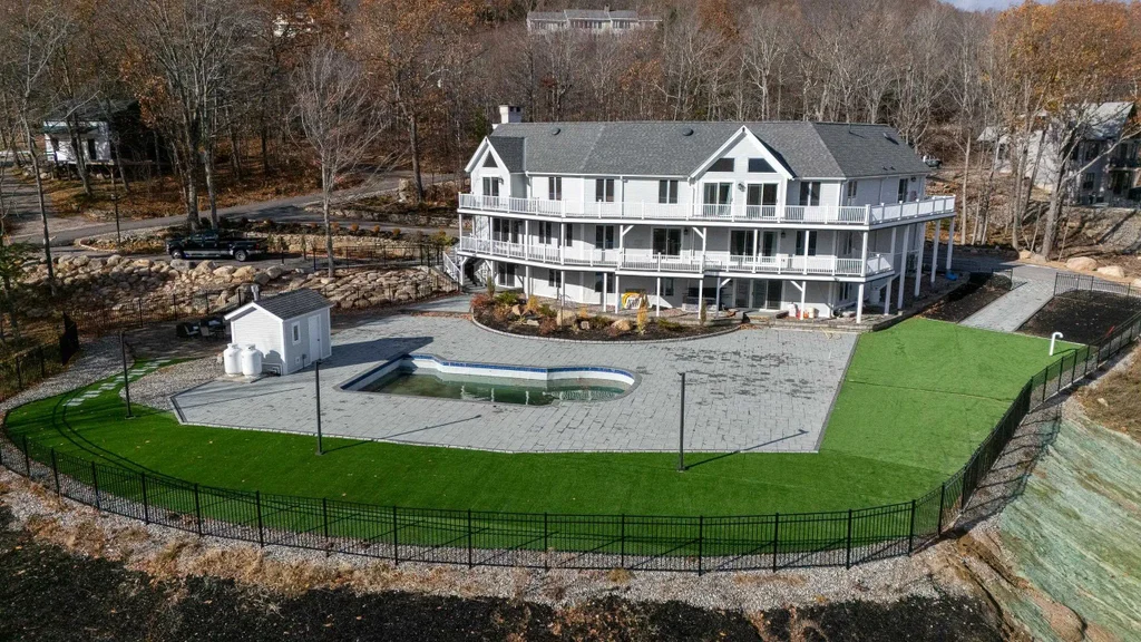 24 North Ledge Road, Bartlett