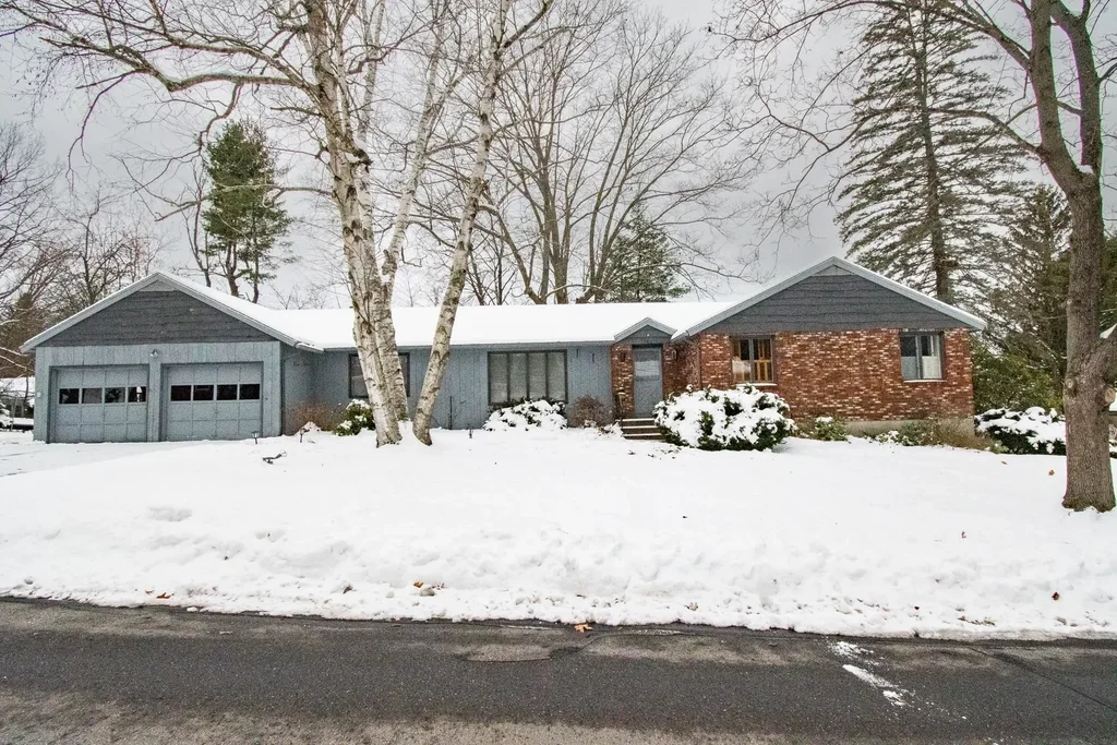 554 N Adams Street, Manchester