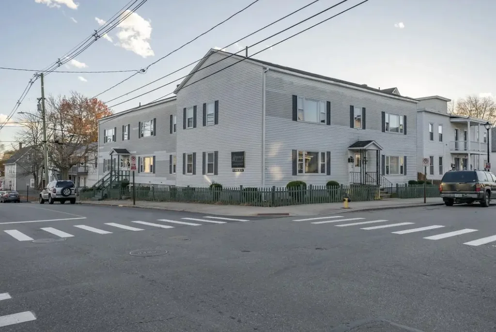 395 Lake Avenue, Manchester