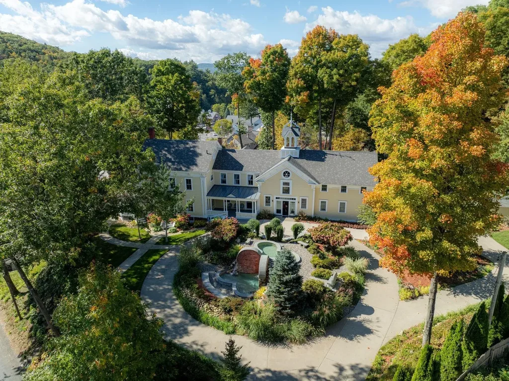 11 Cream Pot Hill Road, Hinsdale