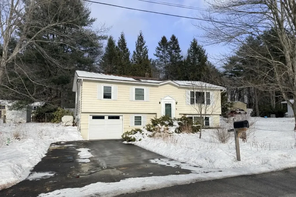 8 Short Avenue, Hooksett