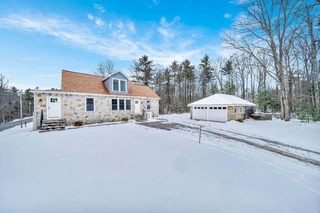 315 Hackett Hill Road, Hooksett