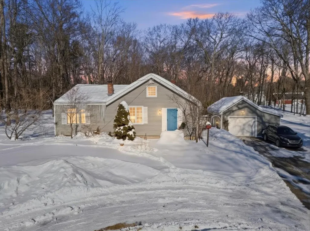 143 Walnut Avenue, North Hampton