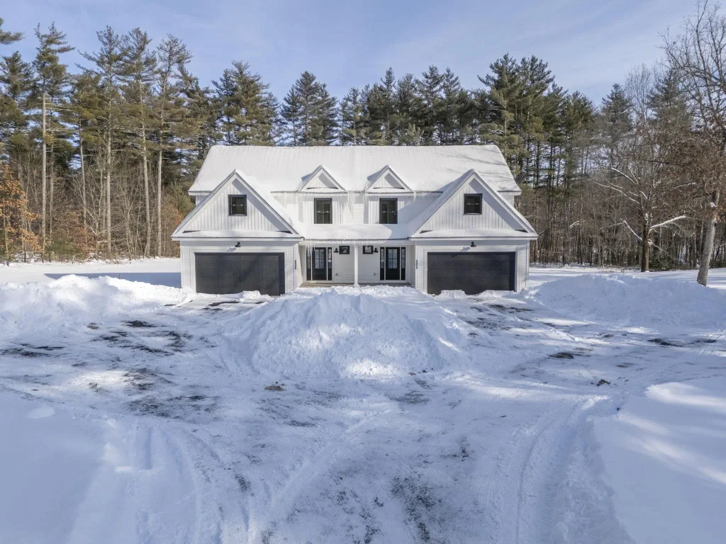 447 Silver Lake Road, Hollis