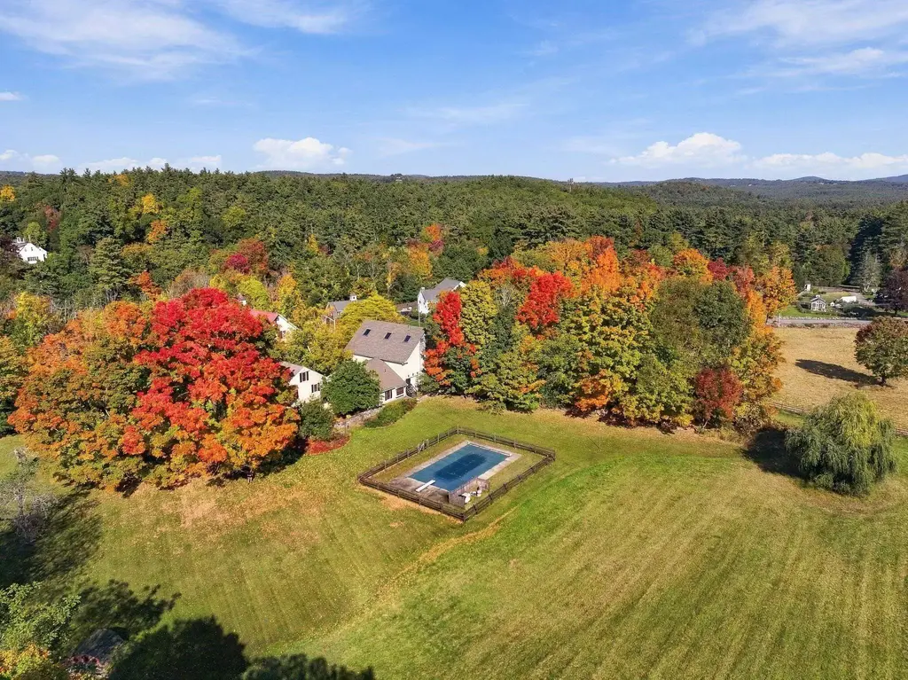 5 Old Manchester Road, Amherst