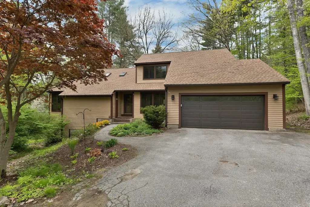 16 Old Manchester Road, Amherst
