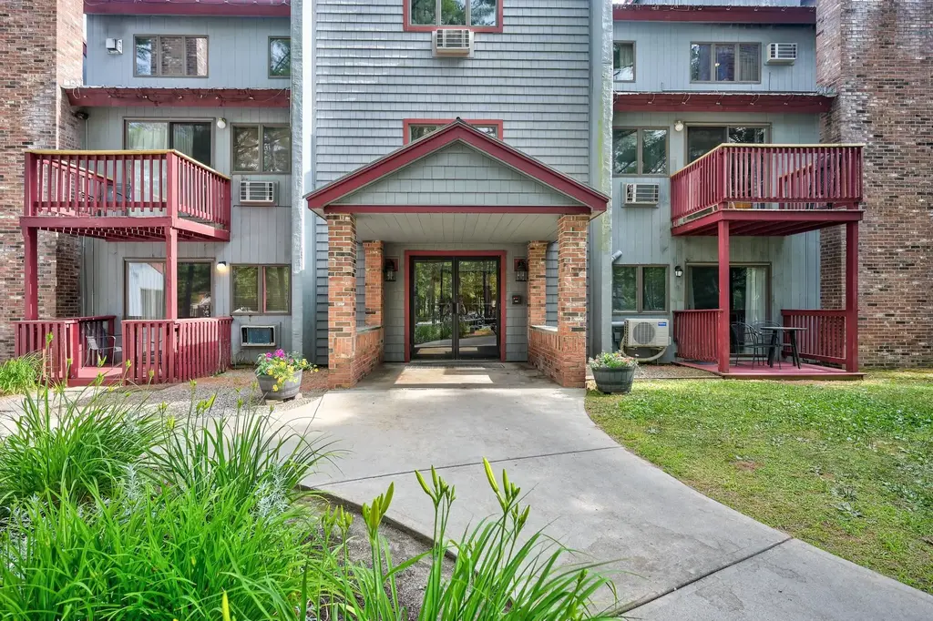 8j River Run Drive, Bartlett